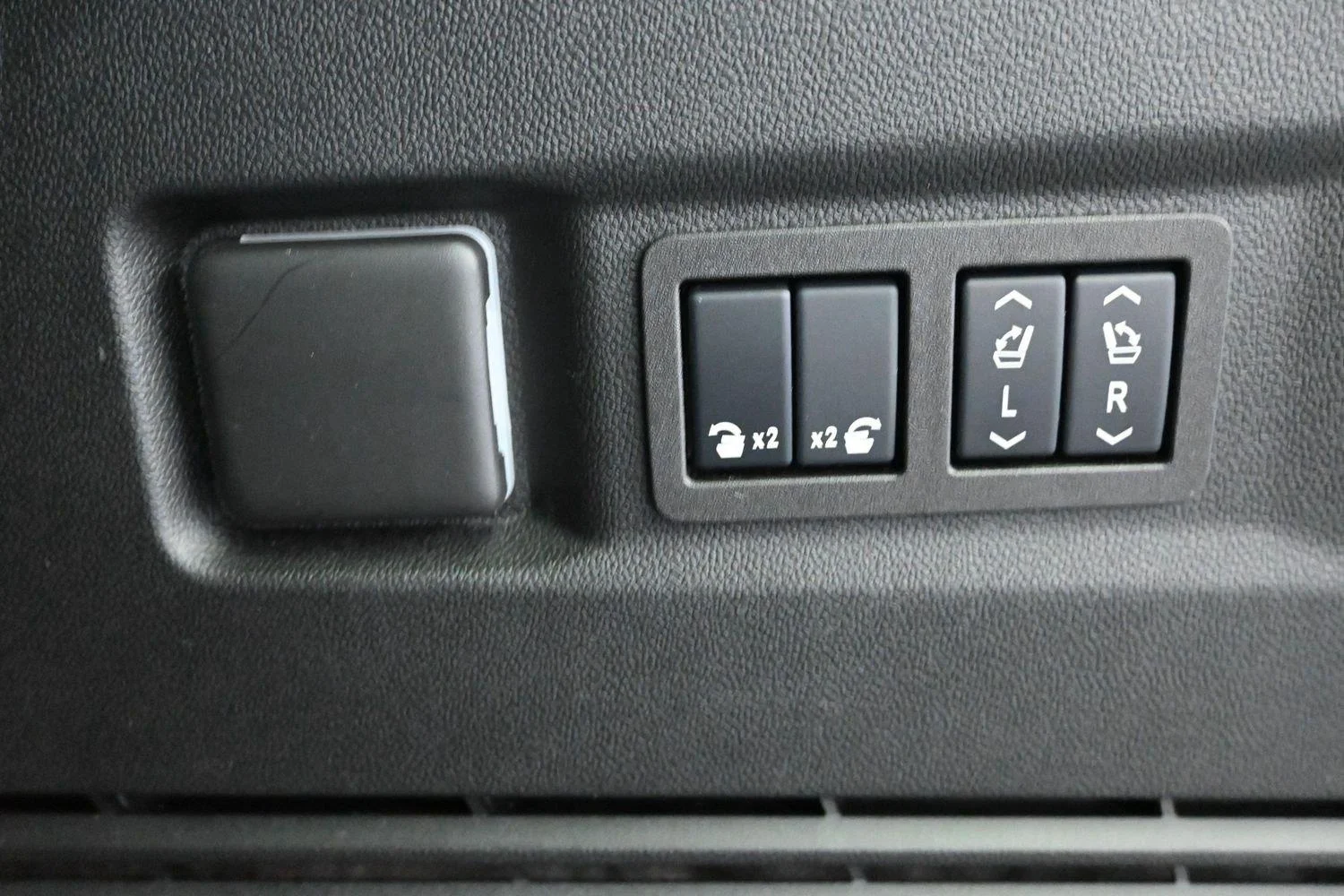 2025 GMC Yukon Denali Ultimate - Photo 23