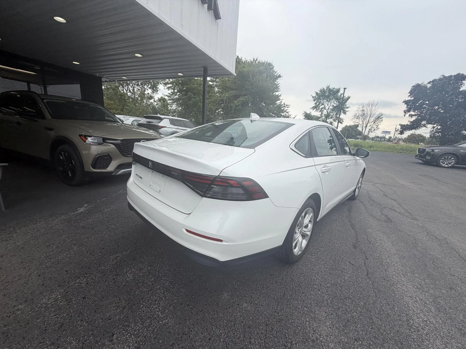 Used 2024 Platinum White Pearl Honda LX image 8