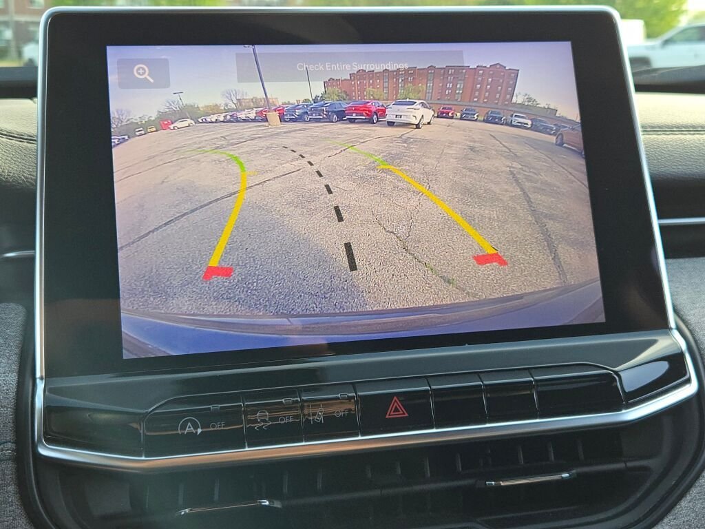 Used 2024  Jeep Latitude image 24