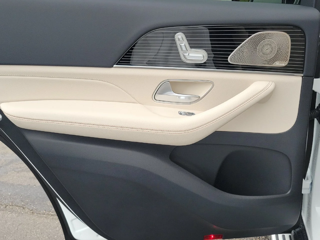 New 2027 MANUFAKTUR Moonlight White Metallic Mercedes-Benz GLS 450 image 10