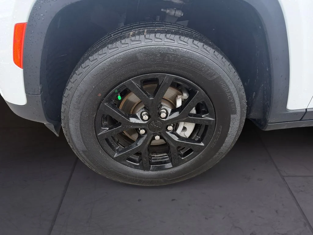 Used 2025 White Jeep Altitude image 9