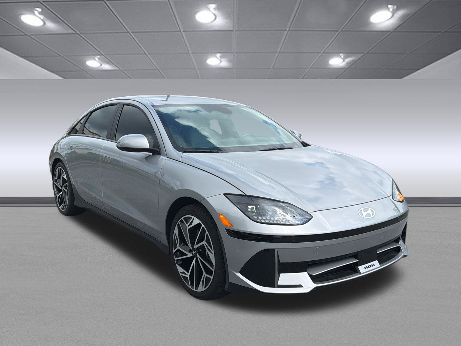 Certified Used 2024 Curated Silver Hyundai SEL image 3