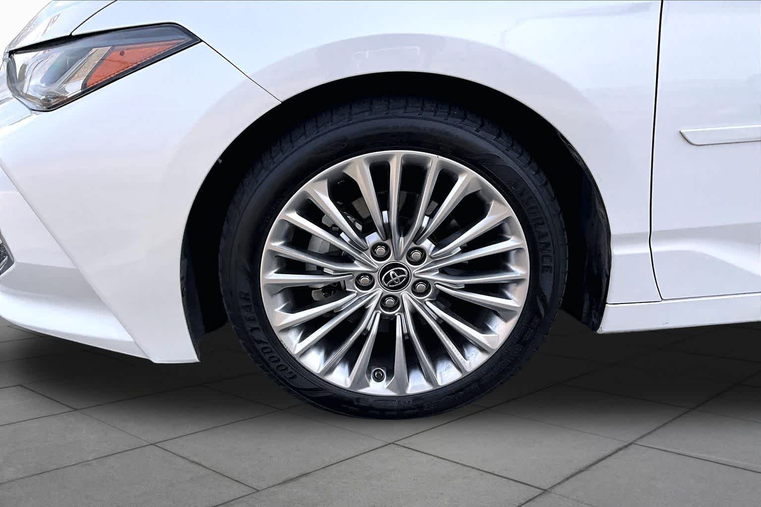 Used 2019 Wind Chill Pearl Toyota Limited image 9