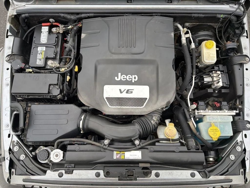 Used 2015 Silver Jeep Unlimited Sport image 11