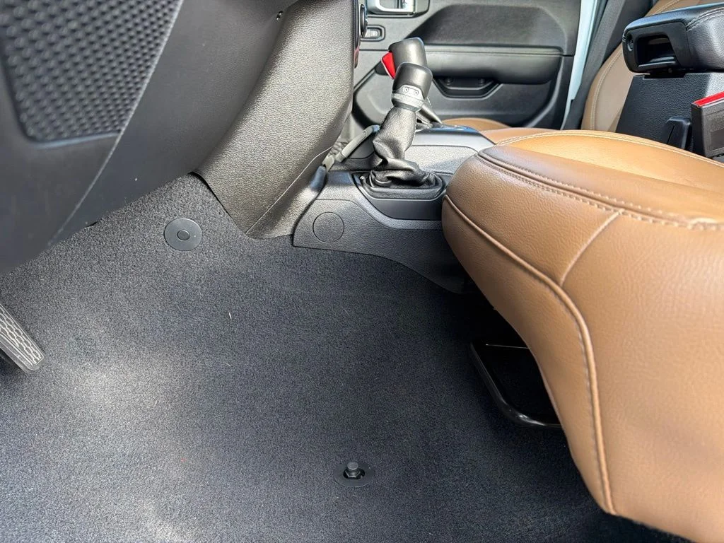 Used 2020 White Jeep Unlimited Sahara image 31