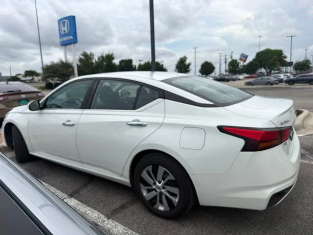 Used 2022 Glacier White Nissan 2.5 S image 6