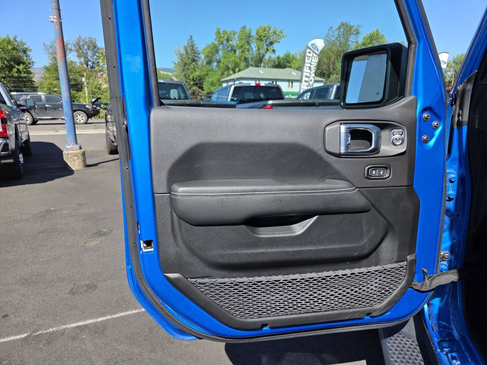 Used 2023 Hydro Blue Pearlcoat Jeep Sahara image 12