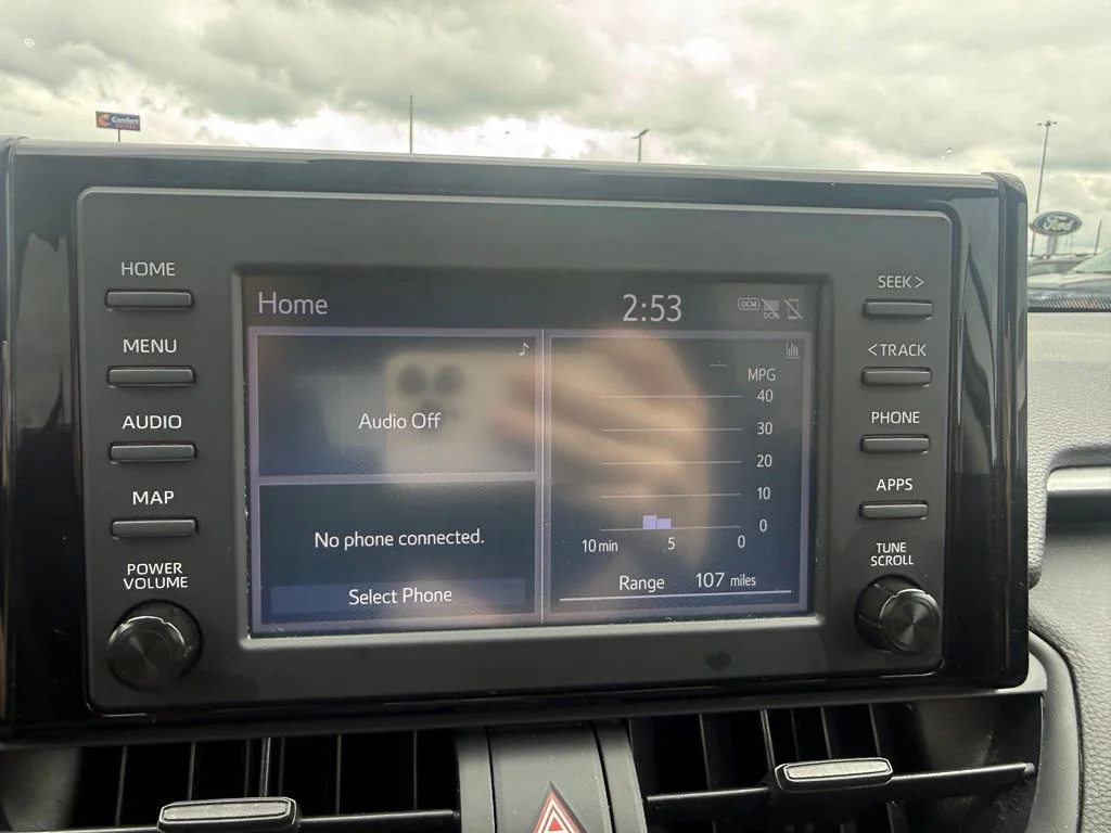 Used 2019 White Toyota XLE image 19