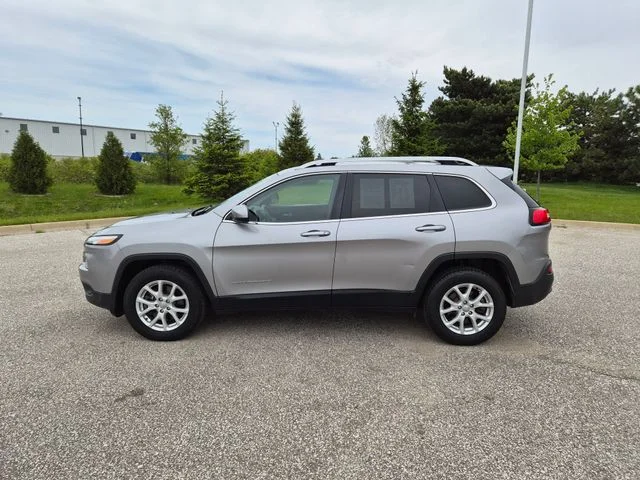 Used 2017 Silver Jeep Latitude image 8