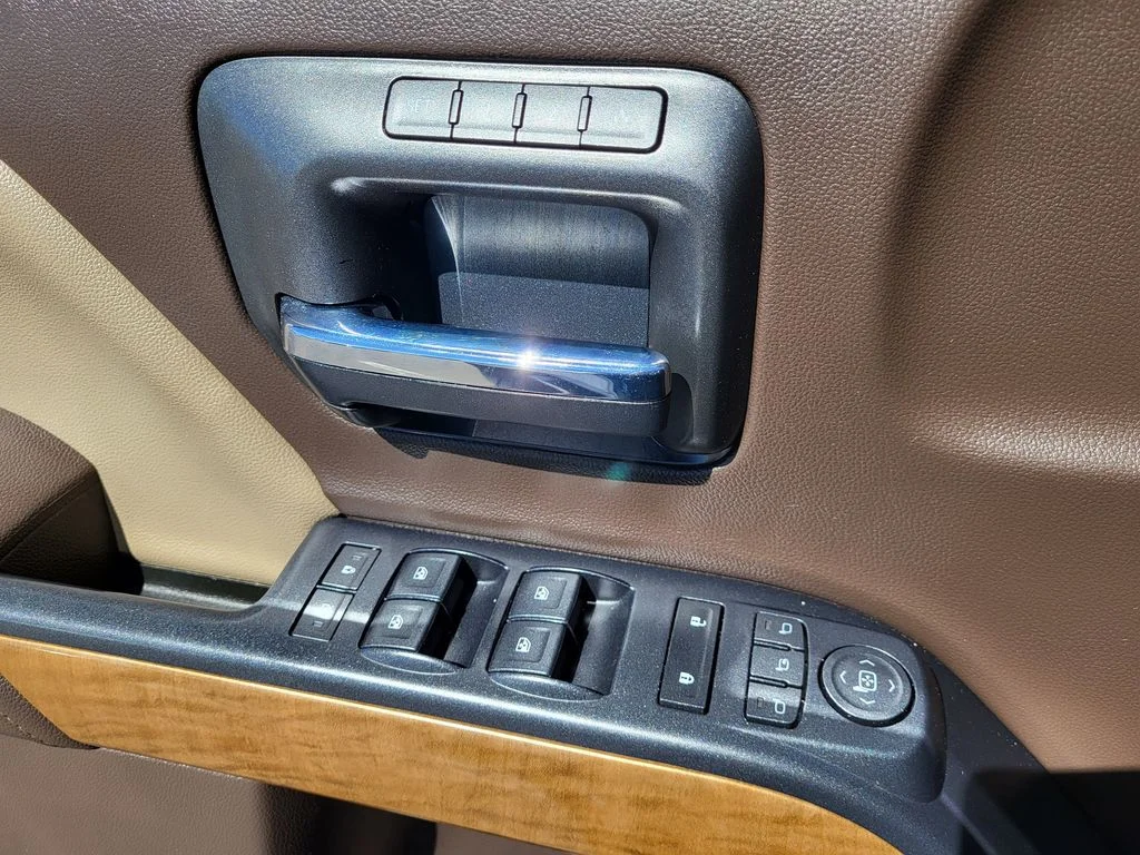 Used 2019 IRIDESCENT PEARL TRICOAT Chevrolet LTZ image 17