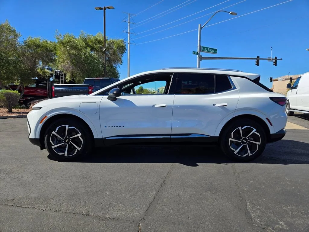 Used 2024 Summit White Chevrolet 2LT image 3