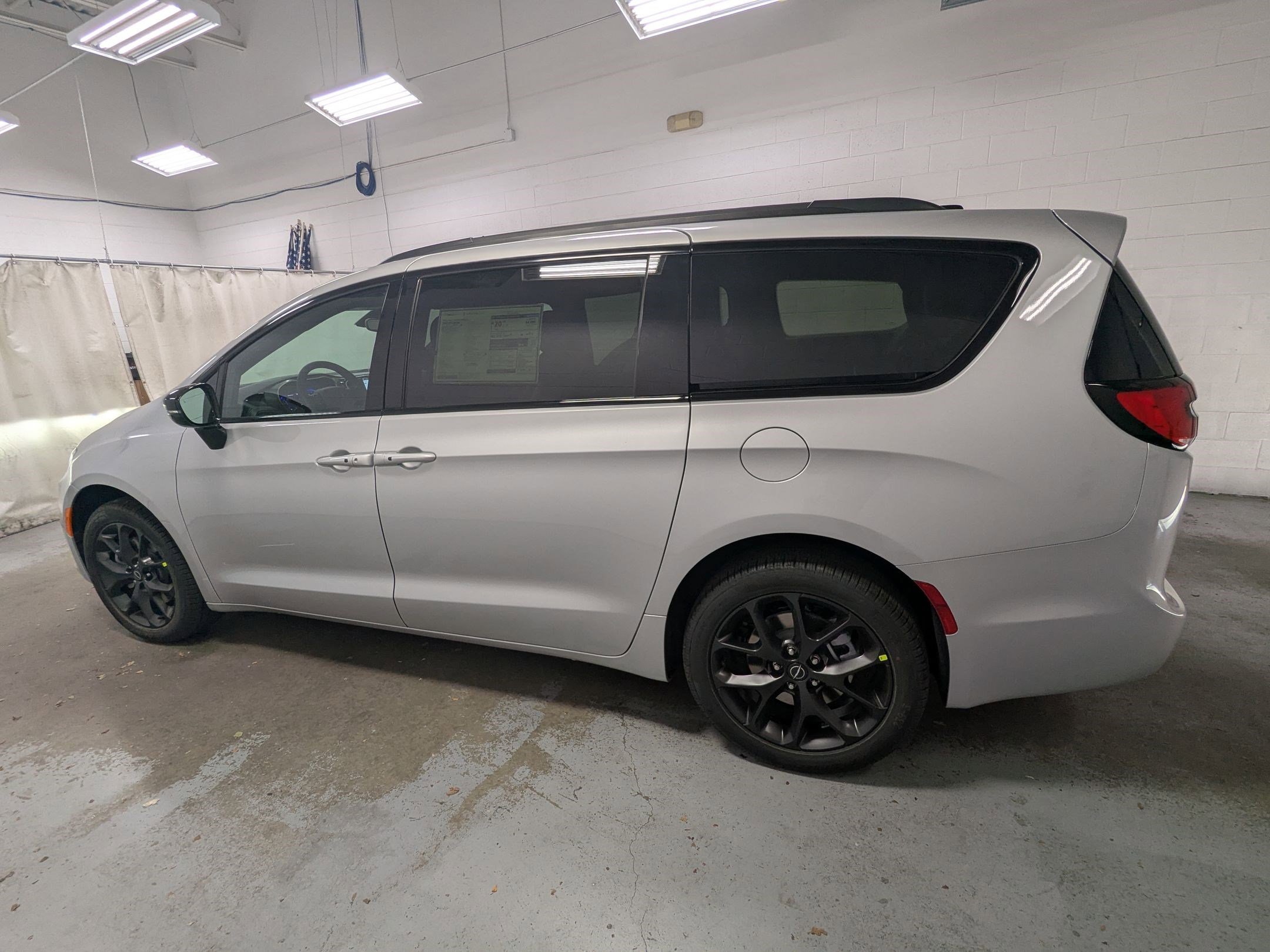 New 2026 Silver Mist Clear-Coat Exterior Paint Chrysler Select image 8