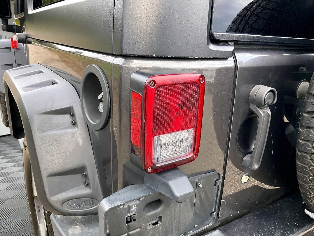 Used 2017 Granite Crystal Metallic Clearcoat Jeep Sahara image 27