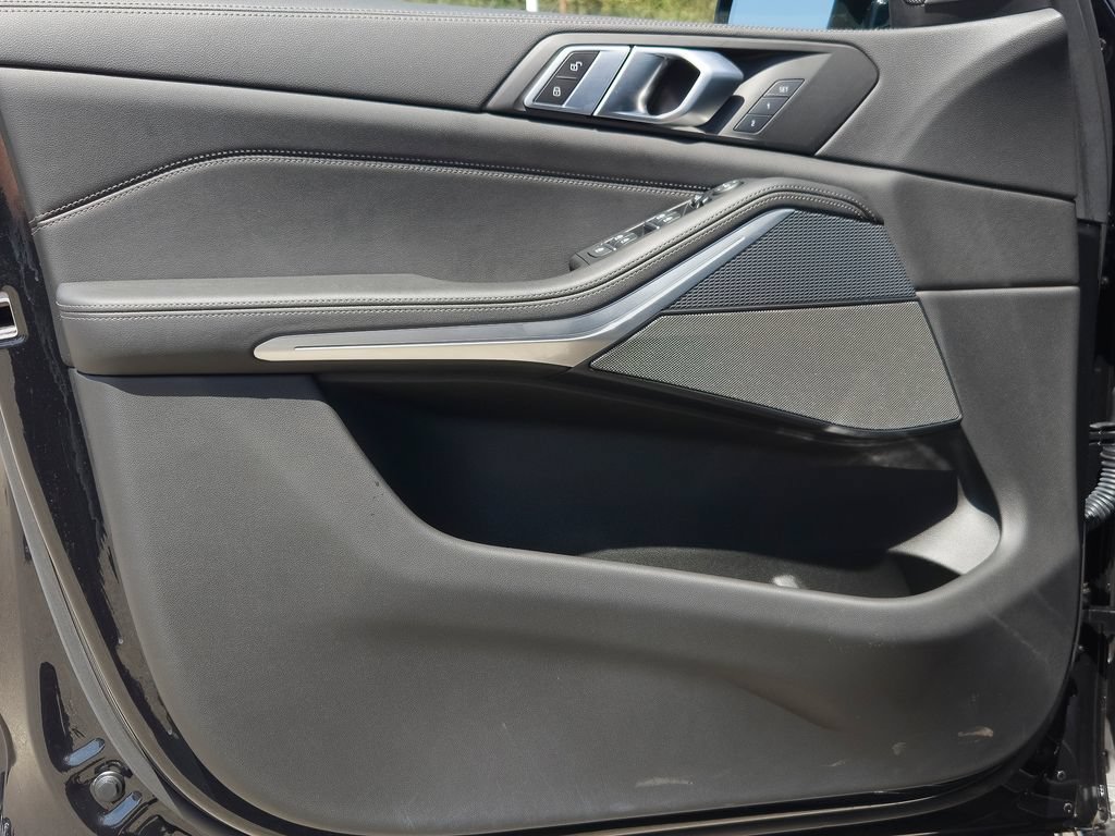 Used 2023 Black Sapphire Metallic BMW sDrive40i image 18
