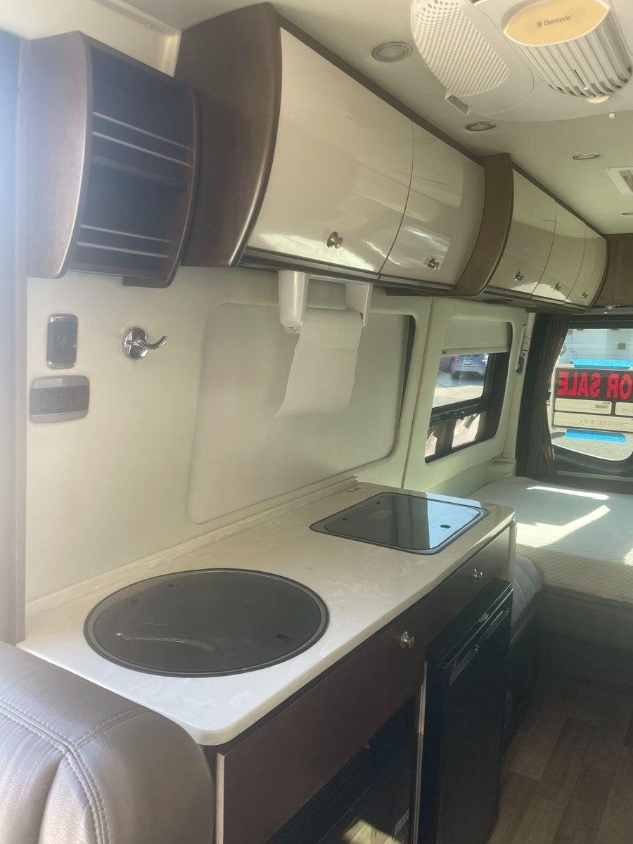 Used 2014 Brilliant Silver Metallic Leisure Travel Great Shape and Ready for Travel image 7
