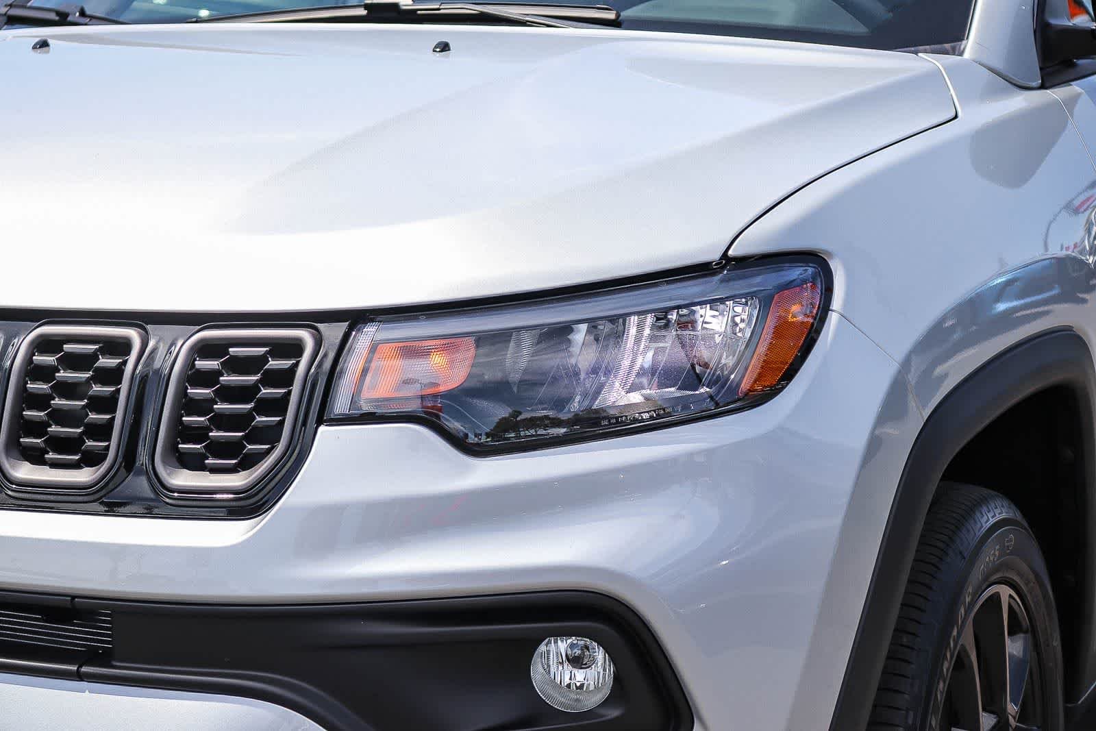 New 2026 Silver Zynith Metallic Clear-Coat Exterior Paint Jeep Latitude Altitude image 8