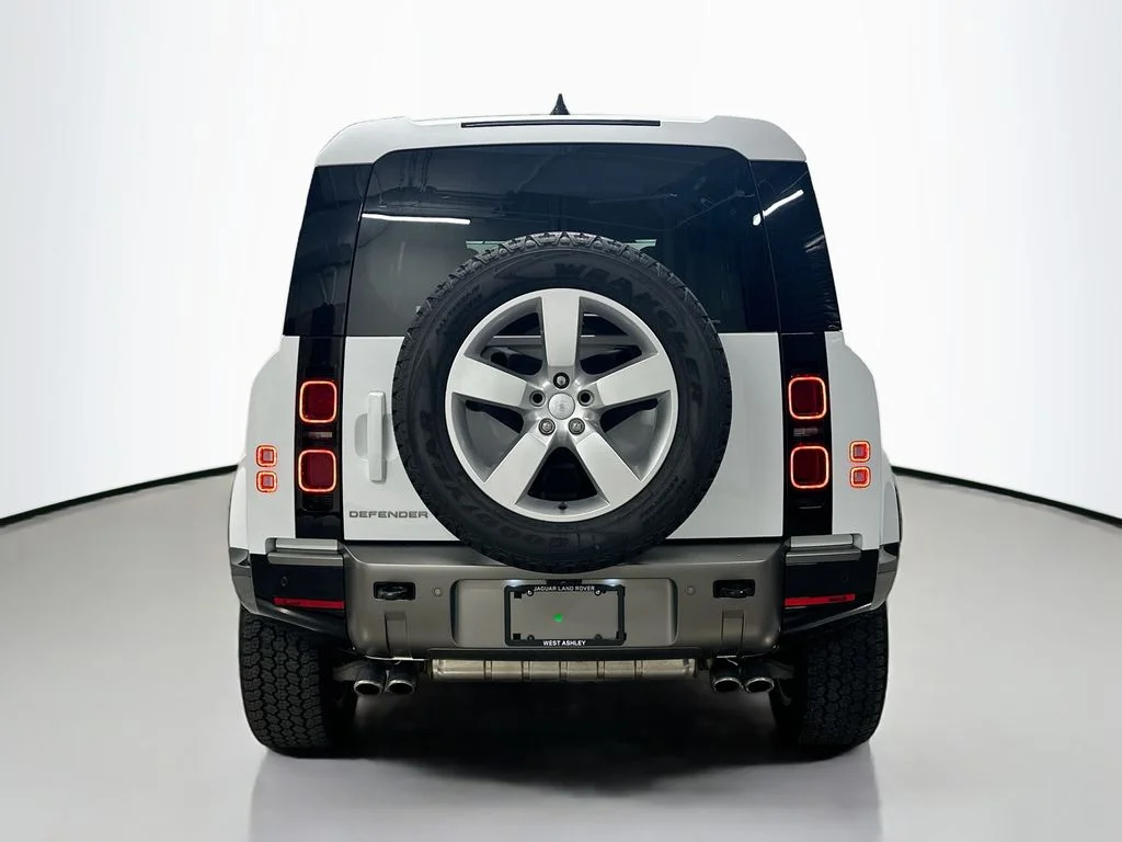 Certified Used 2025 Fuji White Land Rover X-Dynamic SE image 10