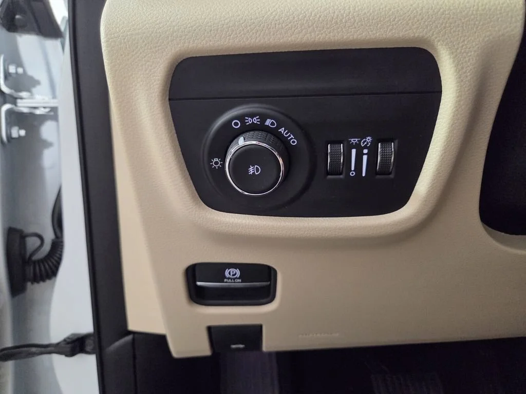 Certified Used 2025 Bright White Clearcoat Jeep Limited image 21