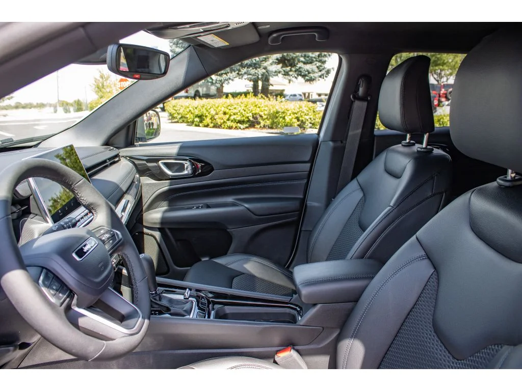 New 2026 Bright White Clearcoat Jeep Latitude image 29