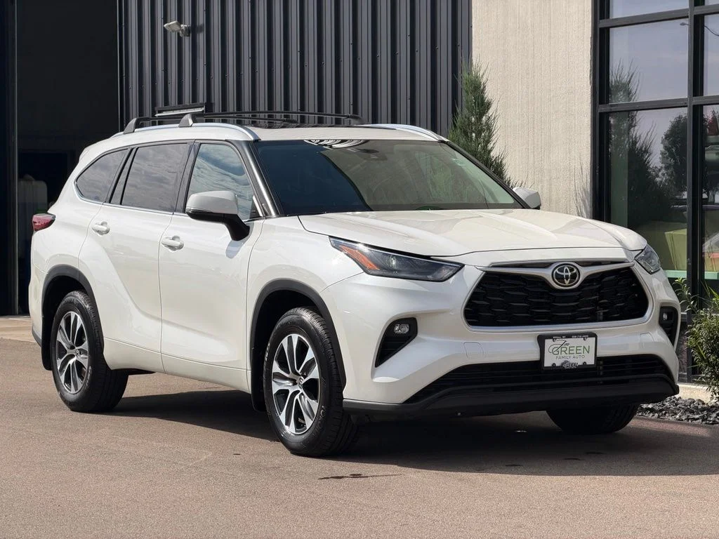 Used 2021 White Toyota XLE image 4