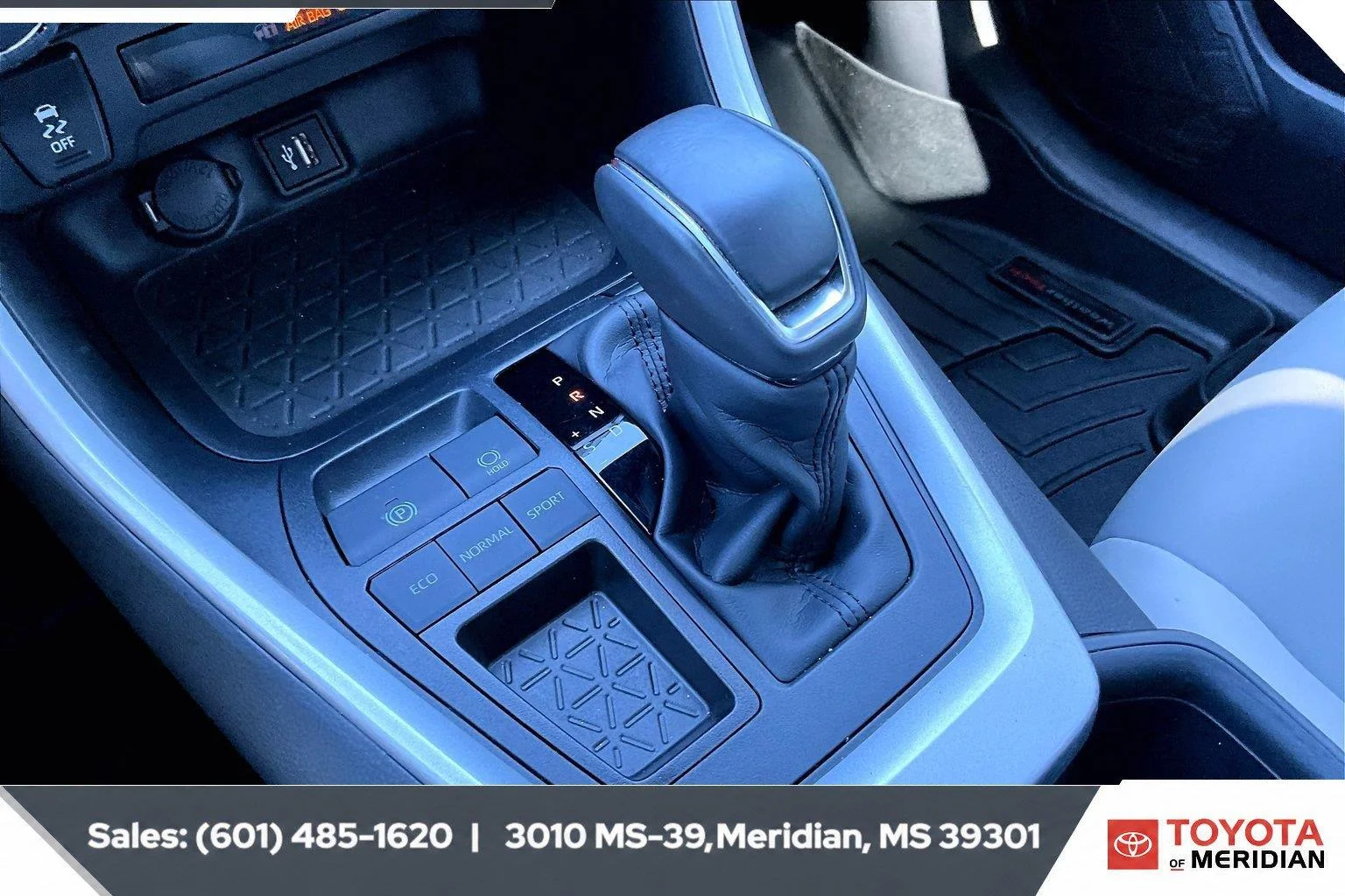 Used 2025 Wind Chill Pearl Toyota XLE Premium image 23