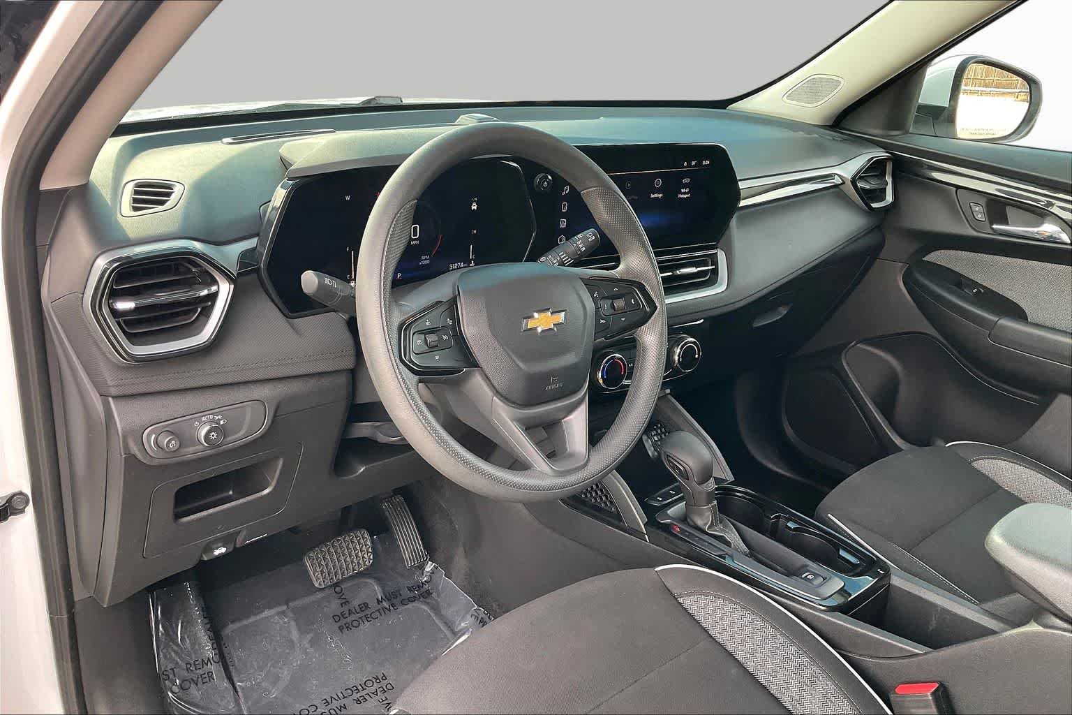 Used 2025 Summit White Chevrolet LT image 17