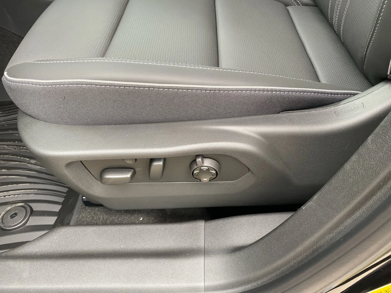 New 2026 Ebony Twilight Metallic Buick Avenir image 9