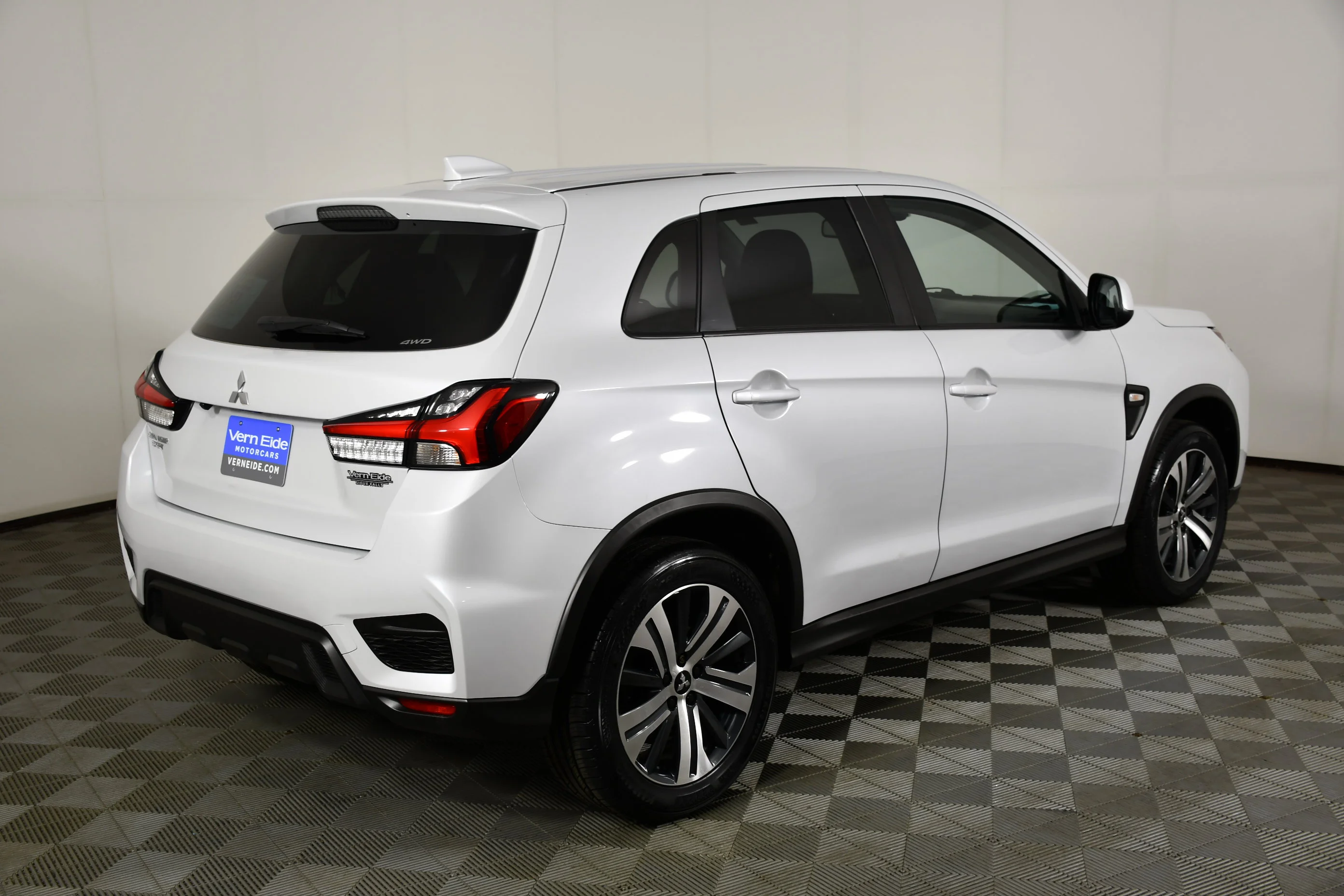 Used 2022 White Diamond Mitsubishi ES image 6