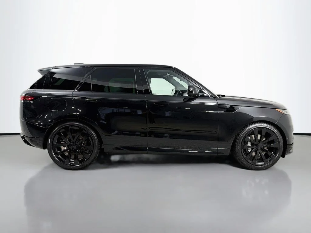 New 2026 Santorini Black Land Rover Dynamic SE image 4