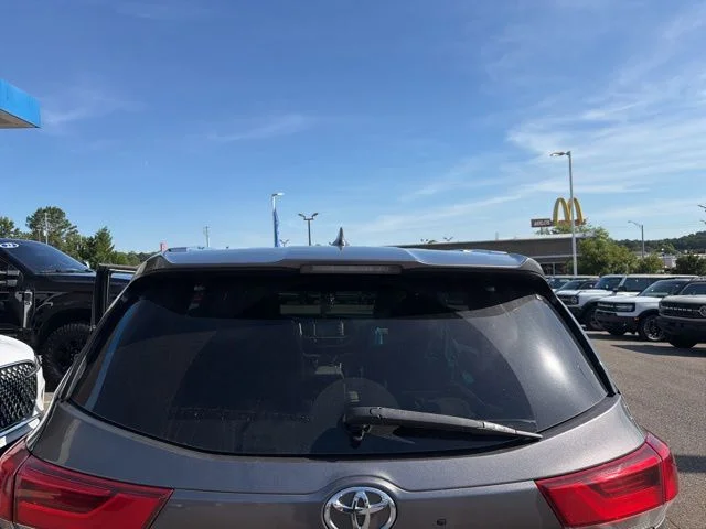 Used 2018 White Toyota XLE image 5