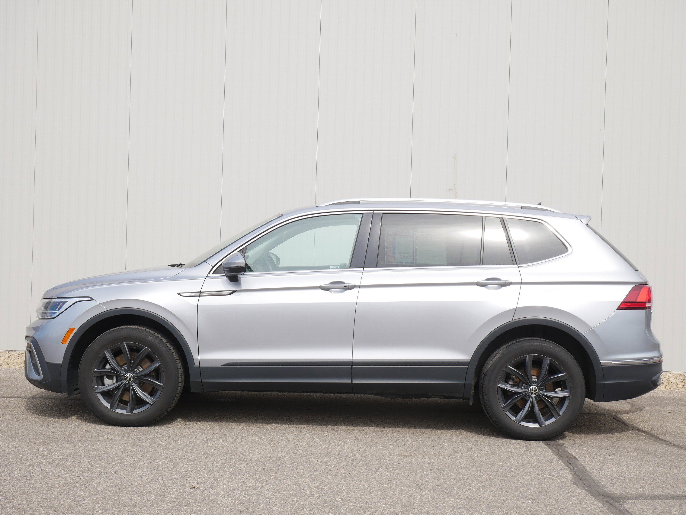 Used 2024 Volkswagen Tiguan SE with VIN 3VV2B7AX1RM044950 for sale in Hastings, Minnesota