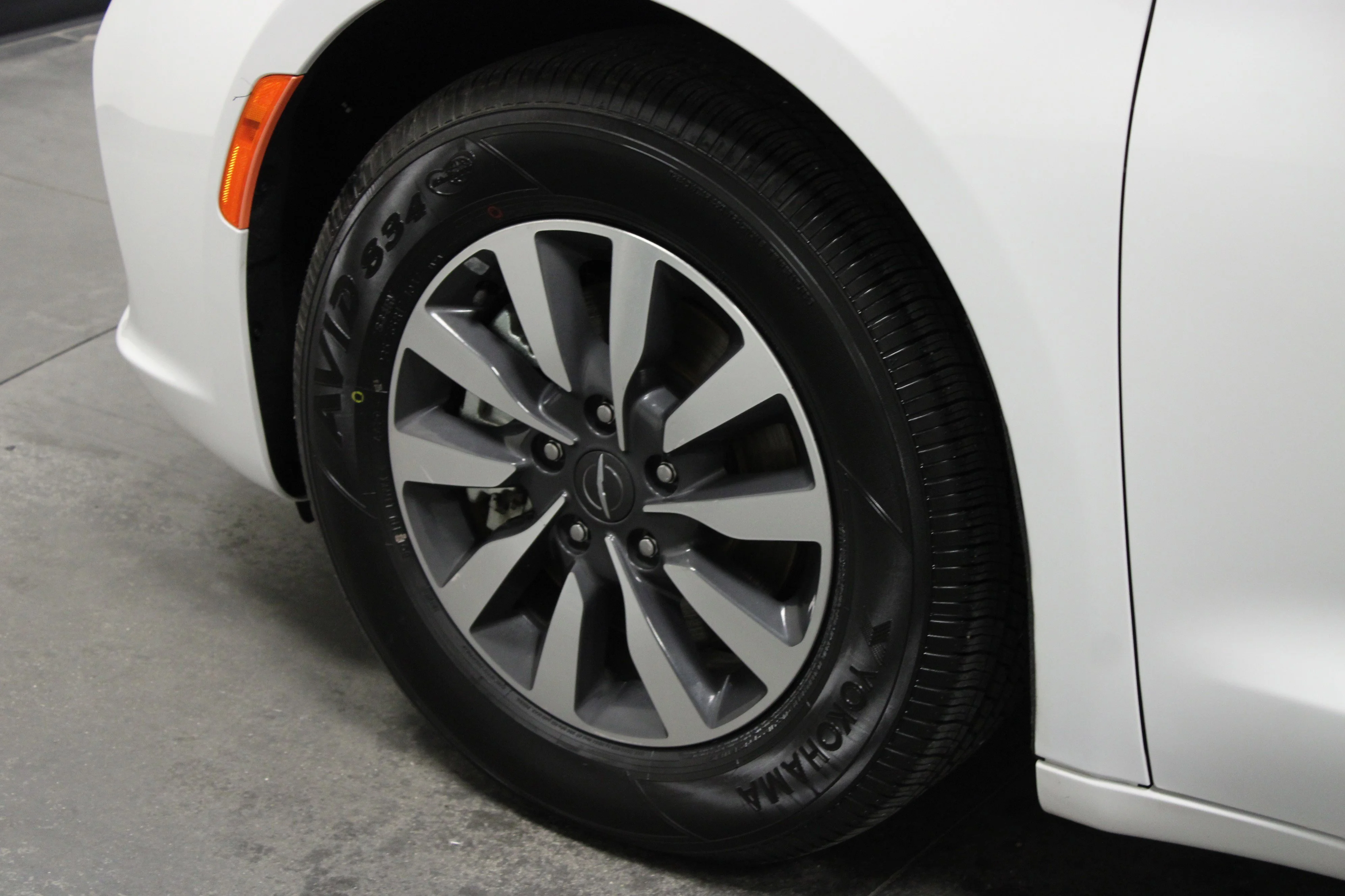 Used 2024 Bright White Clearcoat Chrysler Select image 10