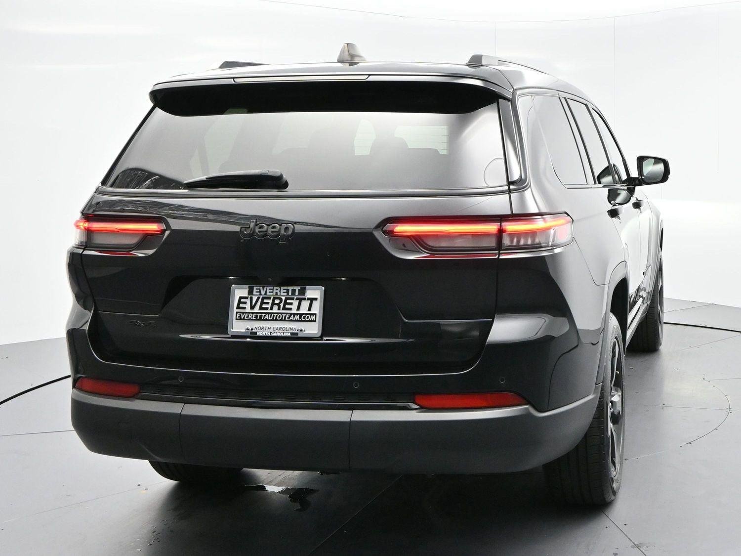 Used 2023 Diamond Black Crystal Pearlcoat Jeep Altitude image 6