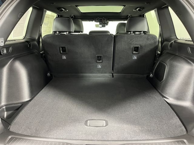 New 2026 Bright White Clear-Coat Exterior Paint Jeep Limited image 9