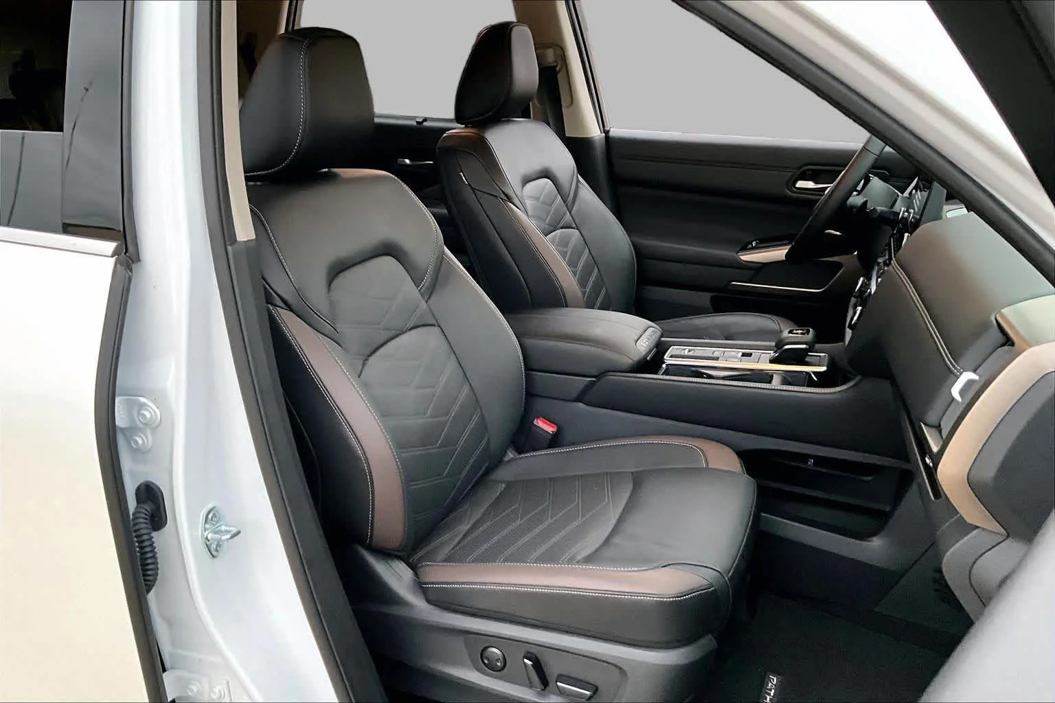 Used 2025 Everest White Pearl Tricoat Nissan Platinum image 9