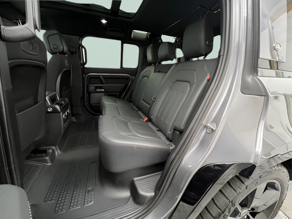 Used 2021  Land Rover X image 40
