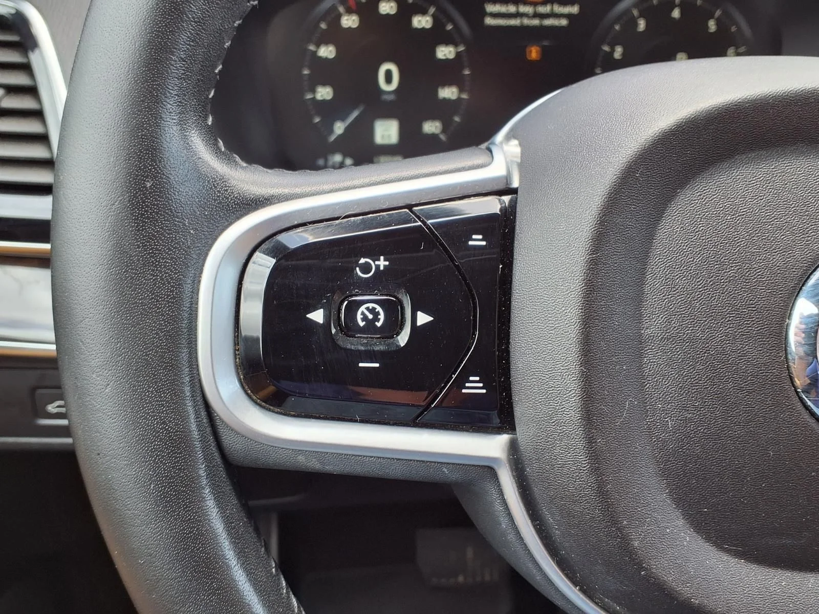 Used 2018 Gray Volvo T6 Momentum image 23