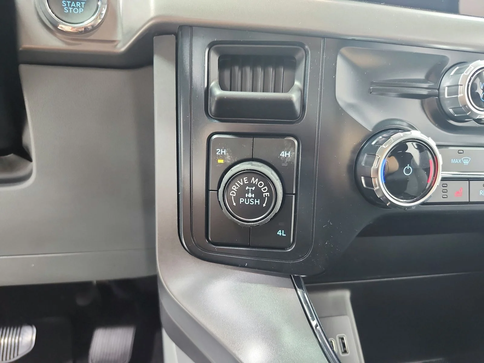 New 2026 Agate Black Metallic Ford XLT image 25