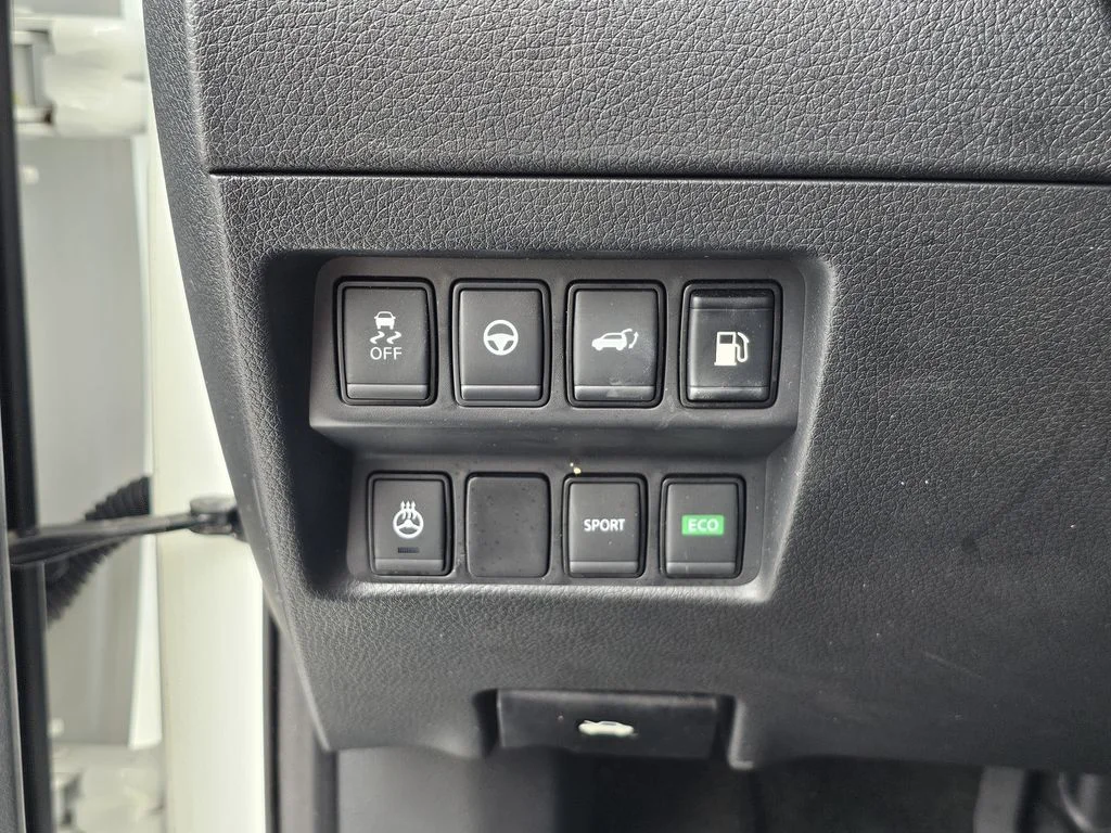 Used 2020 White Nissan SL image 24