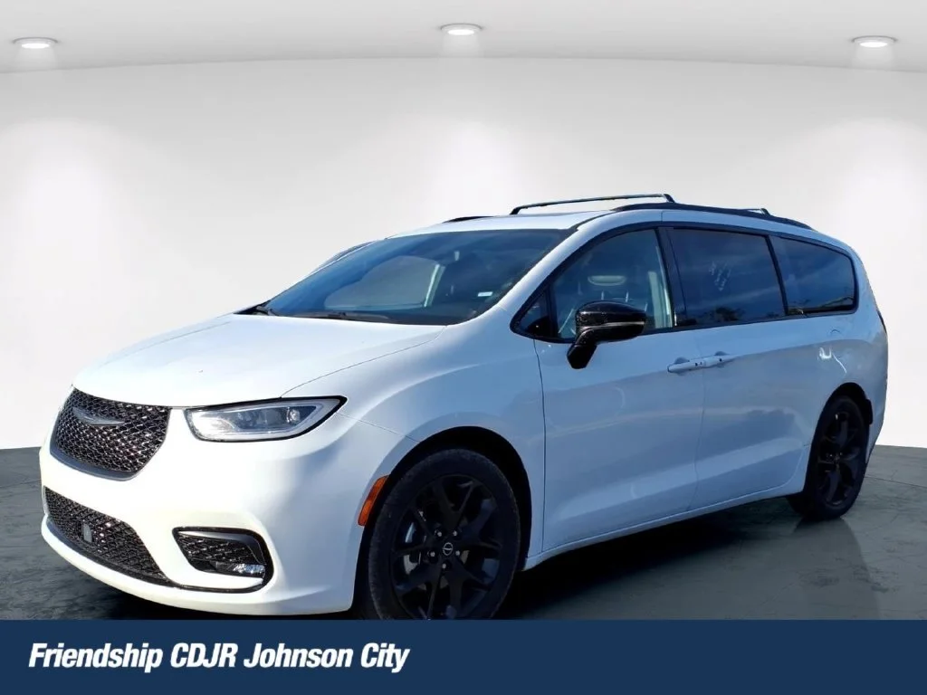 Used 2025 White Chrysler Limited image 1