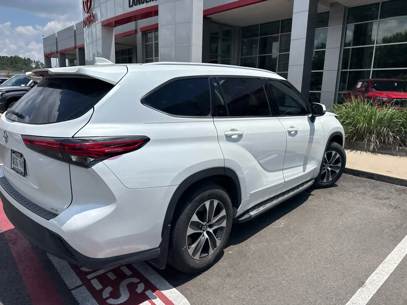 Used 2022 Wind Chill Pearl Toyota XLE image 4