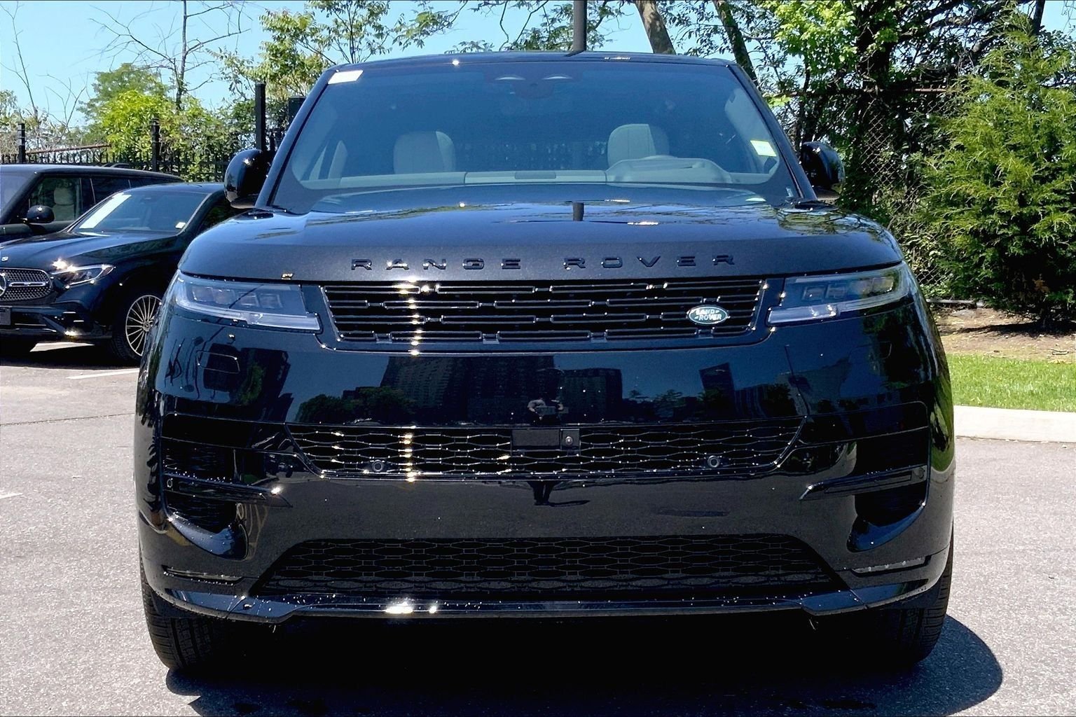 New 2026 Santorini Black LAND ROVER Dynamic SE image 3