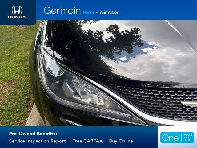 Used 2019 Brilliant Black Crystal Pearlcoat Chrysler Limited image 10