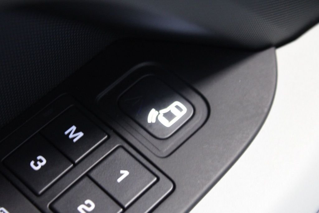 Used 2022  Land Rover XS Edition image 13