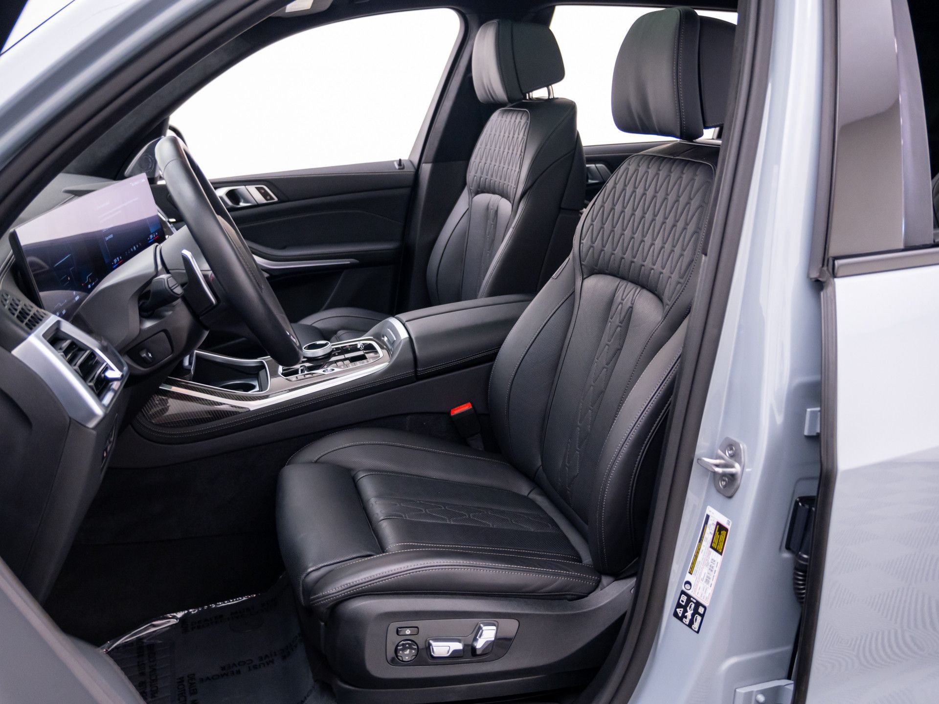 Used 2025 Gray BMW M60i image 17