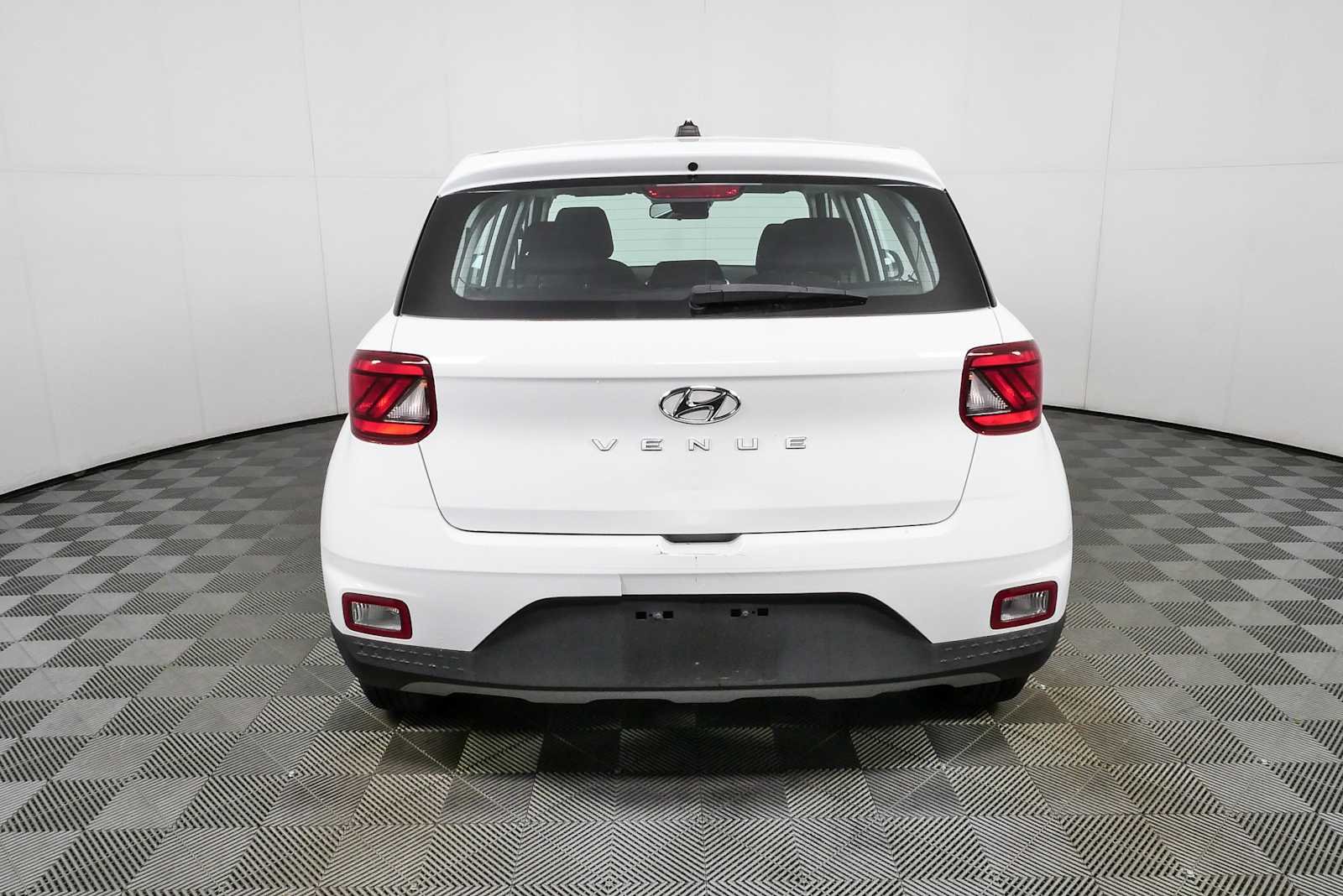 Used 2023 Lunar White Hyundai SE image 26