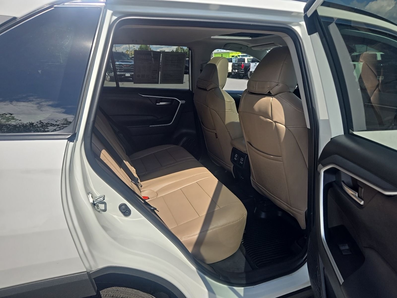 Used 2025 White Toyota XLE image 19