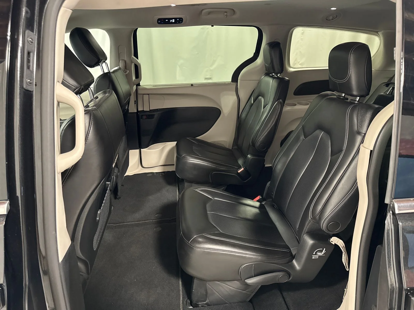 Used 2023 Black Chrysler Touring L image 5