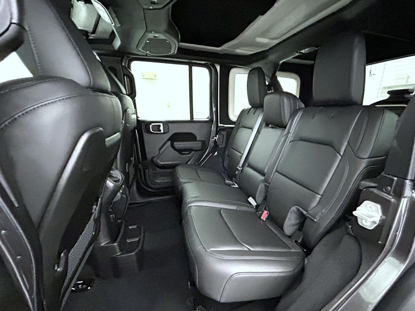 New 2026 Granite Crystal Metallic Clearcoat Jeep Moab 392 image 19