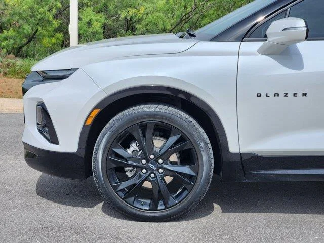 Used 2022 White Chevrolet RS Front-Wheel Drive image 8